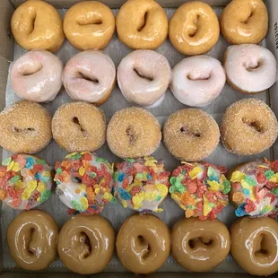 25 donuts. Flavors are maple glazed, bourbon glazed, sugar cinnamon glazed, captain crunch, and strawberry lemonade.