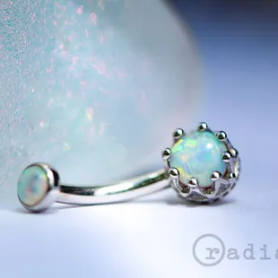 We are absolutely enamoured with this Genuine Opal navel curve featuring a genuine opal.
