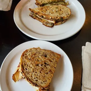 Half of a turkey bacon, and a full turkey pesto. Excellent as always.