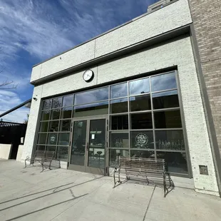 the outside of a coffee shop