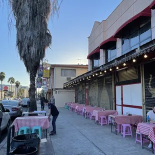 the outside of a restaurant
