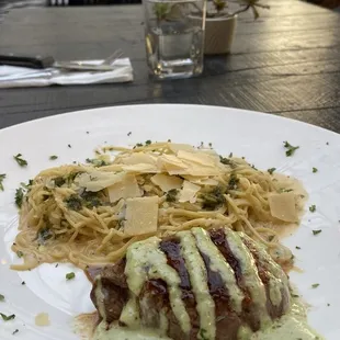 Filet mignon with creamy pasta