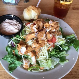 See how delicious the chicken finger salad looks! Tastes yum!