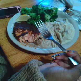 Salmon with broccoli and garlic mashed potatoes