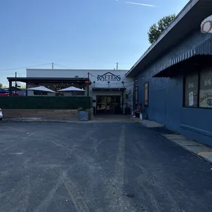 the outside of a restaurant