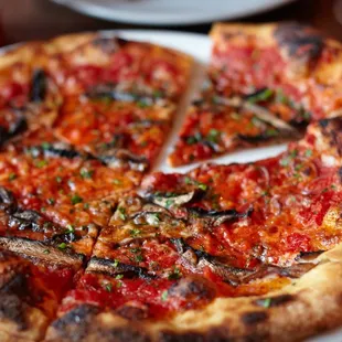 MOTO
tomato, Calabrian chilies, mushrooms, red onion, sweet Italian sausage &amp; mozzarella