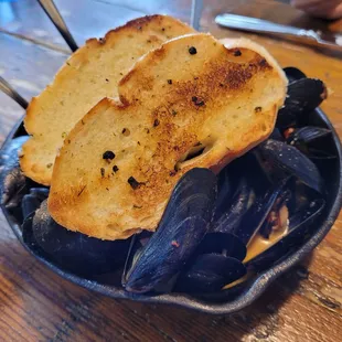 Mussels, toasted garlic bread