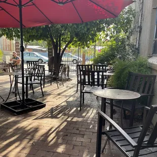 Beautiful shades outdoor patio with lots of tables and chairs.