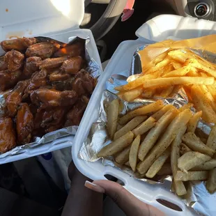 Medium Wings (20 Pieces) &amp; fries