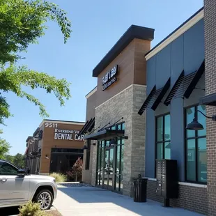 the outside of a restaurant