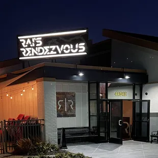 the front of a restaurant at night