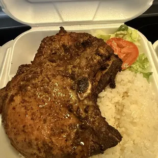 Chuleta con arroz y ensalada