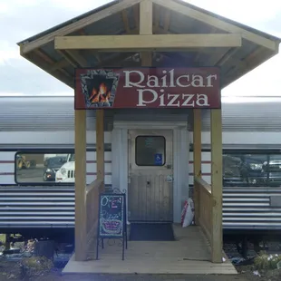 Railcar Pizza at Doolittle Depot