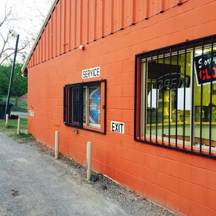 They have a drive thru window. Call your fried chicken order ahead. It takes about 30 mins to prepare