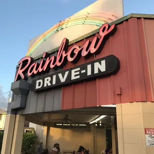 夕方の看板。絵になりますね。