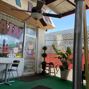 the outside of a restaurant