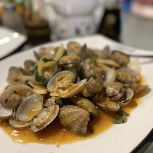 a plate of clams on a table