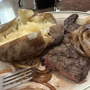 What a nice little gem this restaurant is. Homemade food is so yummy staff is very nice.