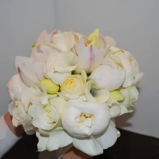 Our wedding bouquets are made using only the best of materials. Fine flowers and ribbons are fused into a piece of art.