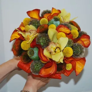 A wedding bouquet that can be used either as a bride&apos;s or bridesmaid&apos;s bouquet.