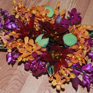 Tropical arrangements doesn&apos;t have to be the red anthurium, yellow popcorn orchid, and bird of paradise look.