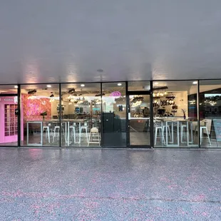 the outside of a coffee shop