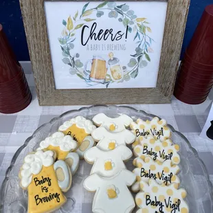 a glass plate with cookies on it