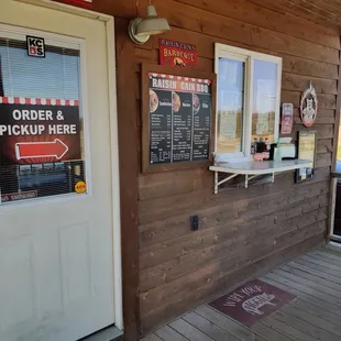 the outside of a restaurant