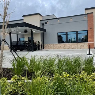 Dual lane drive thru