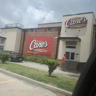 Mal servicio y nos hicieron esperar por gusto.... nuestra comida la tenia ahí y no les dio la gana de entregarlo