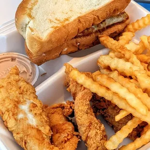 Box Combo (substitute an extra Texas Toast for the coleslaw) | Instagram: @telephonesmoothie