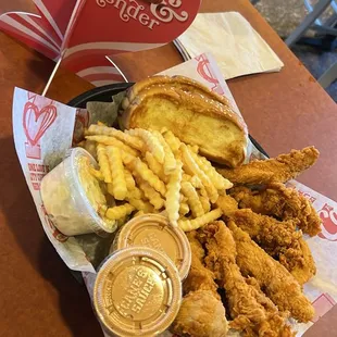 food, chicken wings and fried chicken