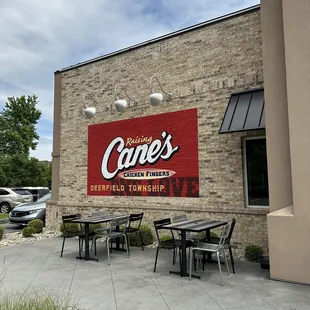 the outside of a restaurant