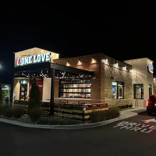the outside of a restaurant at night