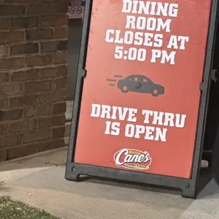 Sign saying that the dining room closes everyday at 5PM.