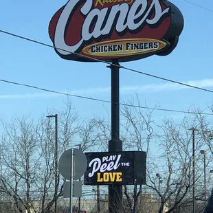 a sign for raising cane's chicken fingers
