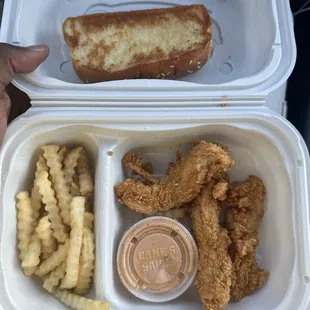 Looks like a school lunch from a school located in delulu land. What's wrong with y'all? This will be my last time eating at canes