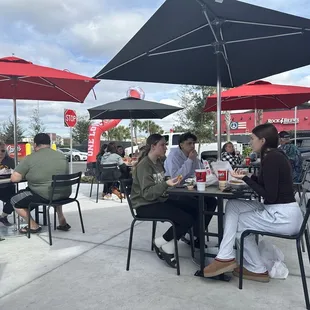 Great outdoor dining tables