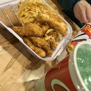 food, chicken wings and fried chicken