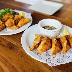 food, chicken wings and fried chicken