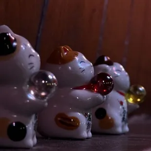 Love these lucky cats on the ledge of the booths