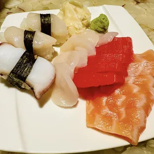 Nigiri with octopus, scallops and sashimi with scallops, tuna, salmon.