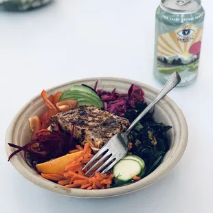 Rainbow bowl with seared salmon &amp; kombucha