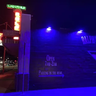 the neon sign for ralph's club