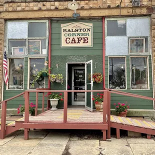 A great Cafe with amazing food, and great staff!!