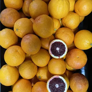 a large pile of oranges