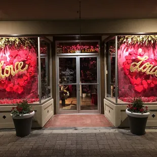 Valentine&apos;s Day Window Display 2019
