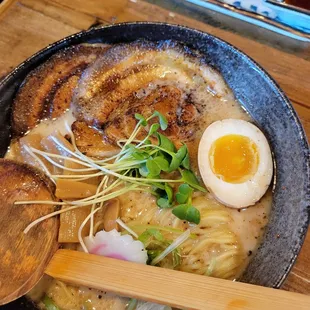 Black garlic tonkotsu