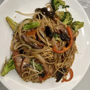 Roast pork stir fry noodle