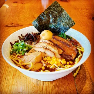 Black Galice ramen DX provides a deluxe ramen experience with all it has to offer! It is loaded with "Kakuni" braised pork belly and more!